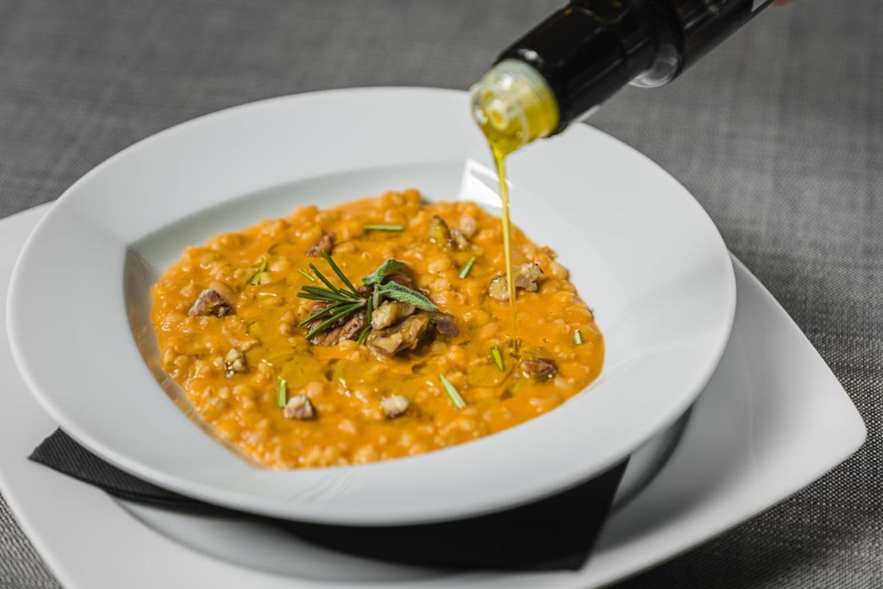 LHP Hotel River&SPA Firenze Eksteriør billede Olive oil being drizzled onto a dish of lentils